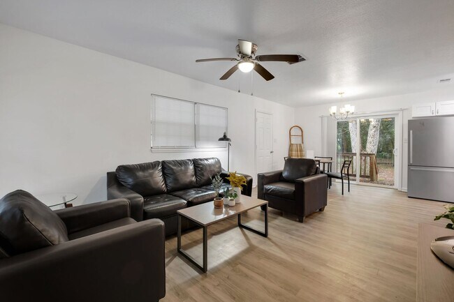 Building Photo - Newly Renovated 3 Bedroom Close to Campus!