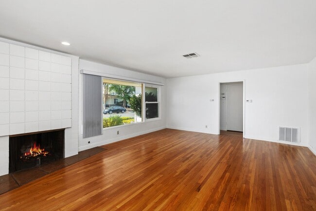 Foto del edificio - Lovely College Area Home