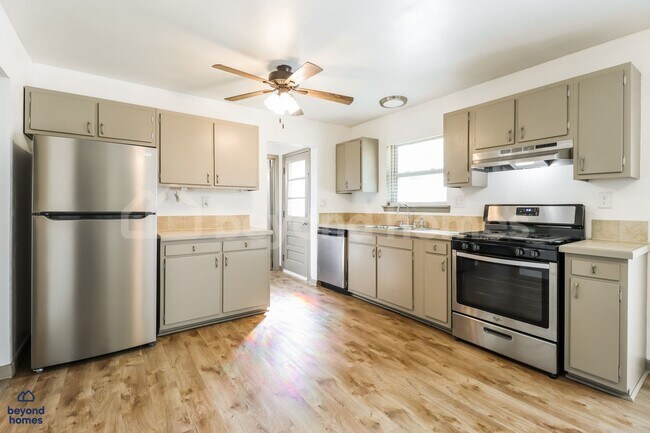 Foto del edificio - Beautifully Updated 4 Bedroom Home with Stunning Lakefront Views!