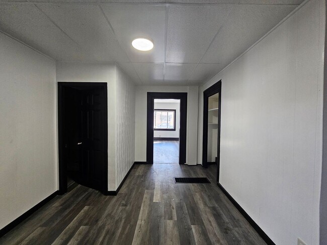 Building Photo - Fully Updated 4-bedroom 2 bath house for r...