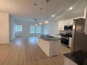 Building Photo - 523 Robin Ct