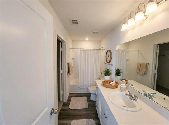 Foto del edificio - 6114 Harrah Ln