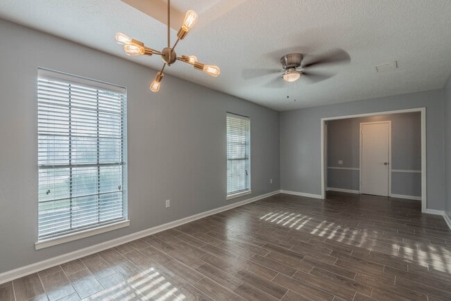 Building Photo - 423 Gentilly Dr