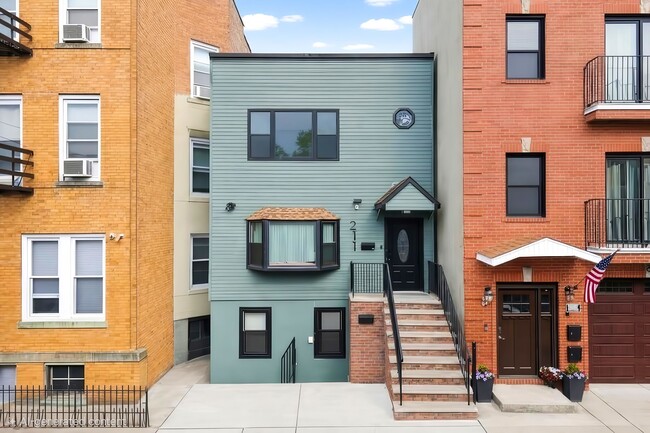Building Photo - 211 New York Ave