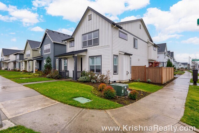 Foto del edificio - Spacious 4 BD 3 BA Home on a Corner Lot in...