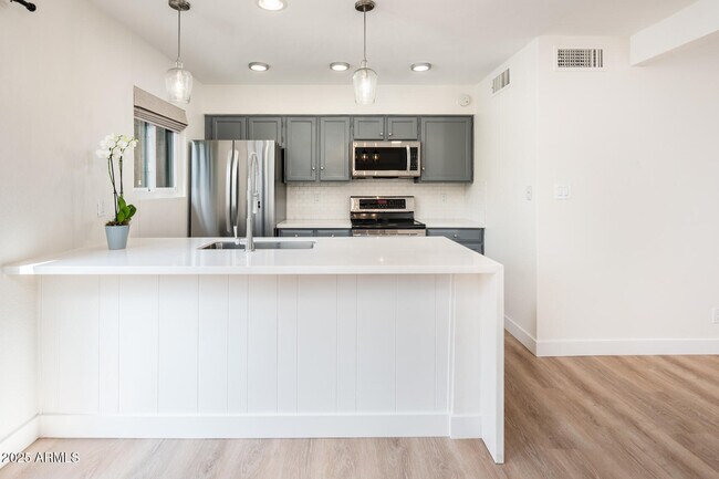 Foto del edificio - 6430 N 77th Way