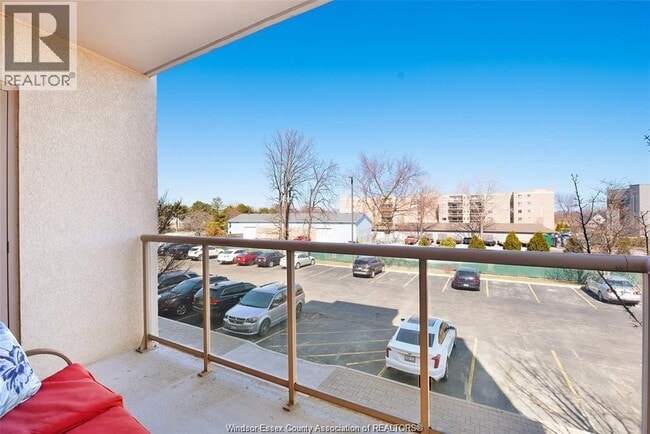 Building Photo - 325 Village Grove Dr