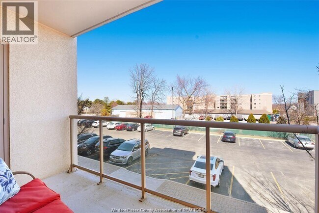 Photo du bâtiment - 325 Village Grove Dr