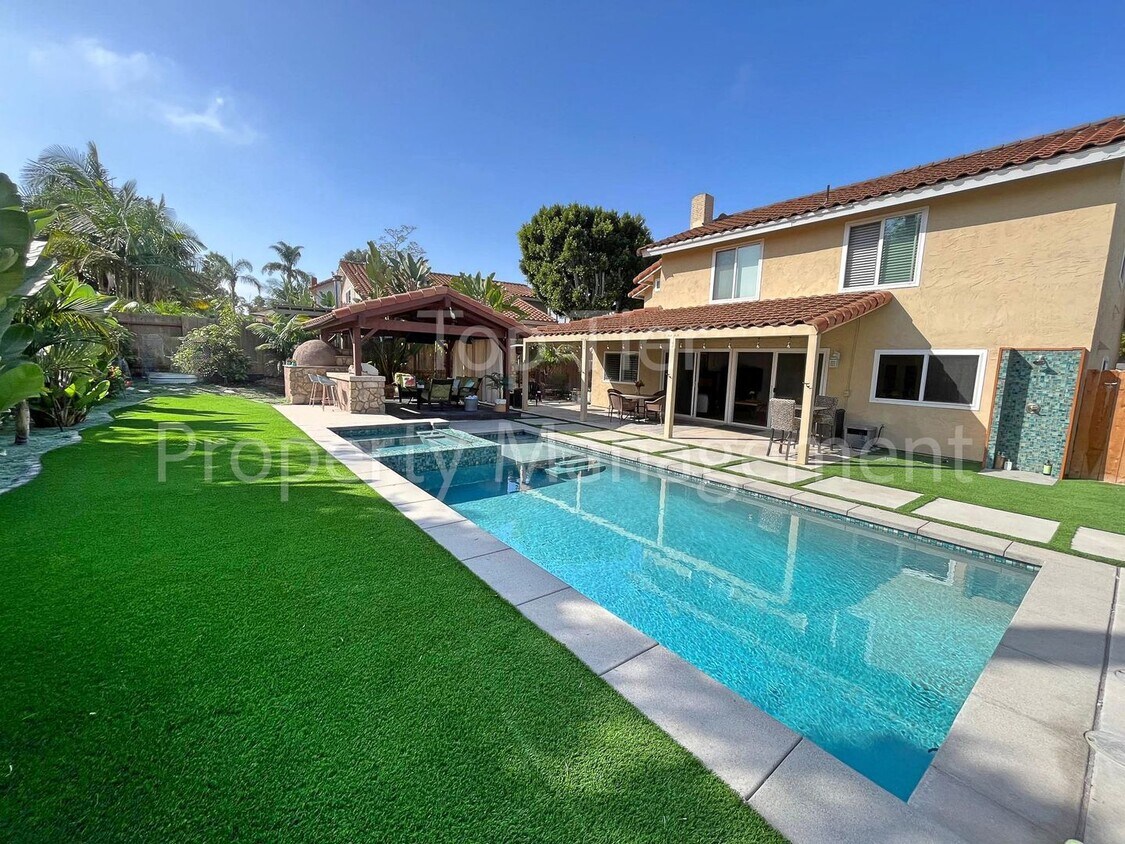 Foto principal - Stunning 4BR Home with Pool, Spa & Outdoor...