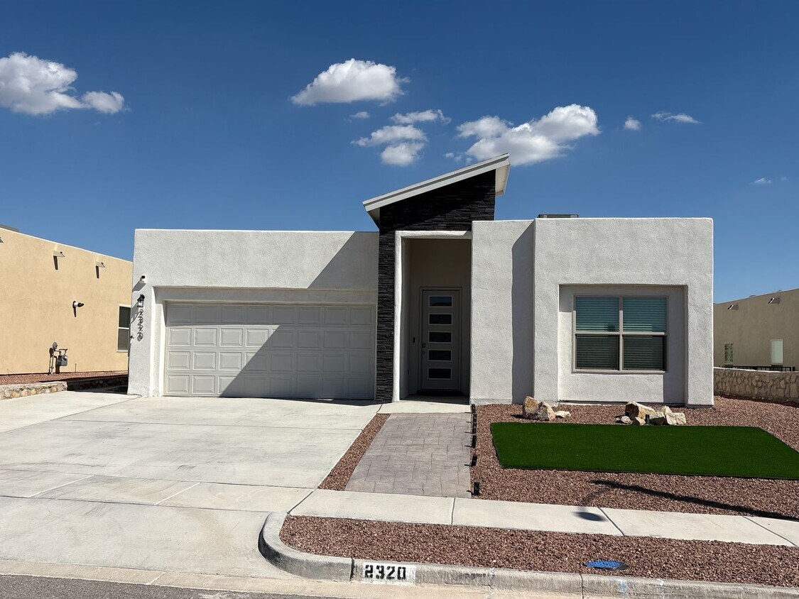 Foto principal - 3 bedroom 2.5 bath home in West El Paso!