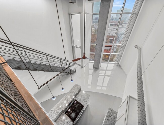 Building Photo - 2000 Bagby St