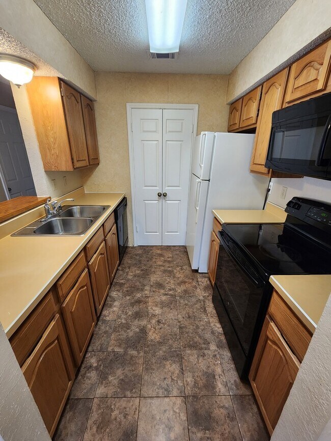 Building Photo - 1 bed 1 bath condo