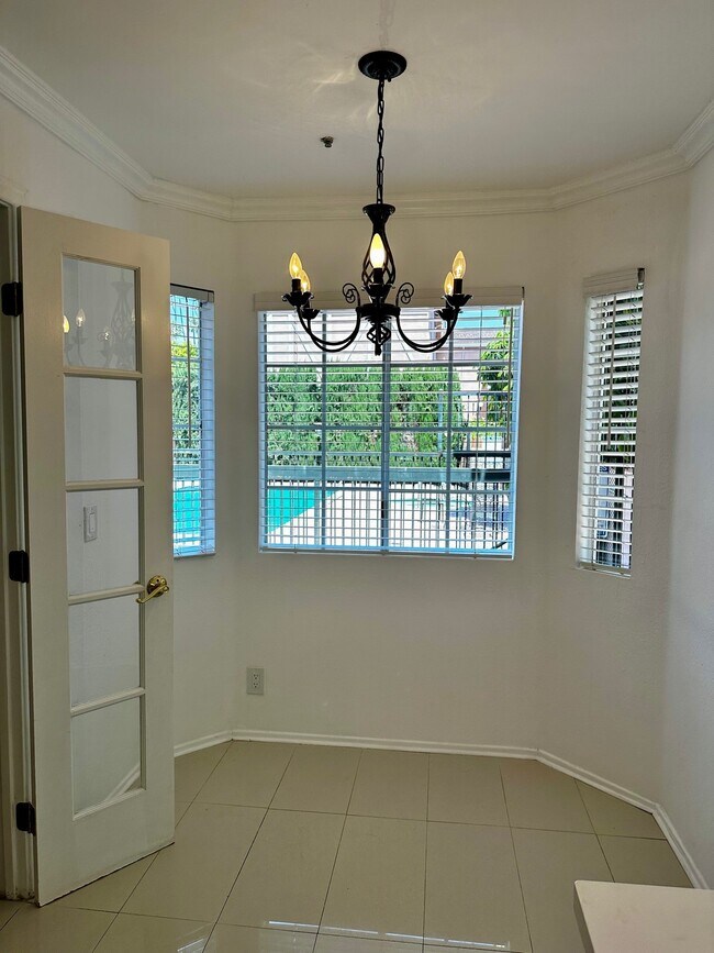 Dinning room with view to the pool - 147 W Acacia Ave