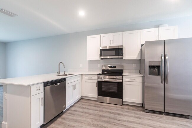 Foto del edificio - BRAND NEW Construction, 3 bed / 2 bath Ren...
