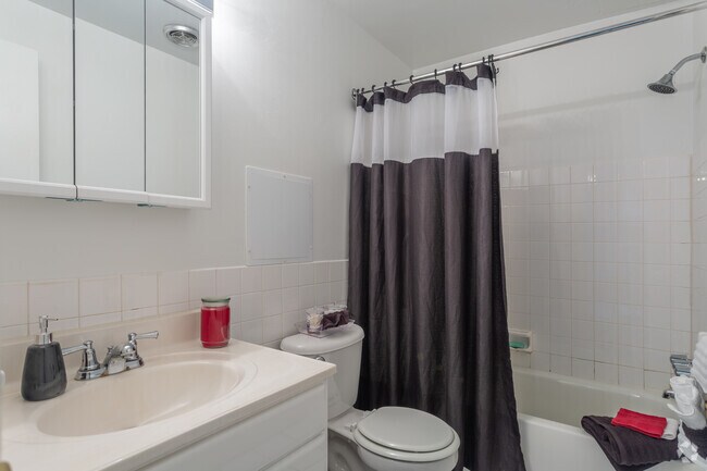 2BD 1BA 820 ft². - Tower In The Park