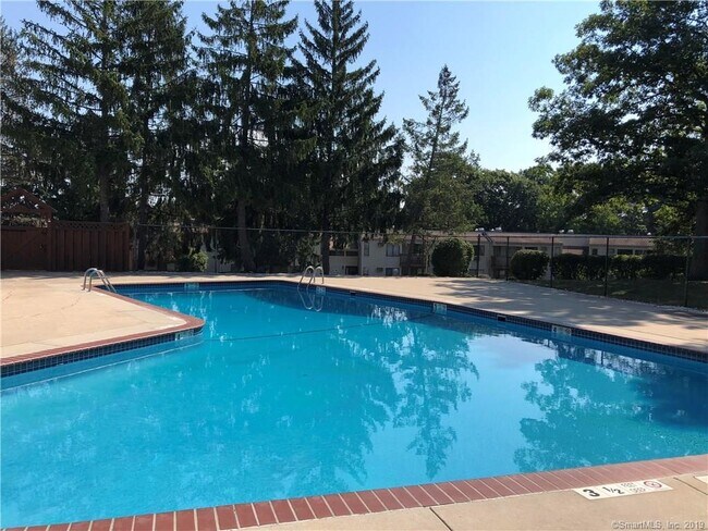 Foto del edificio - 94 Woodland Dr
