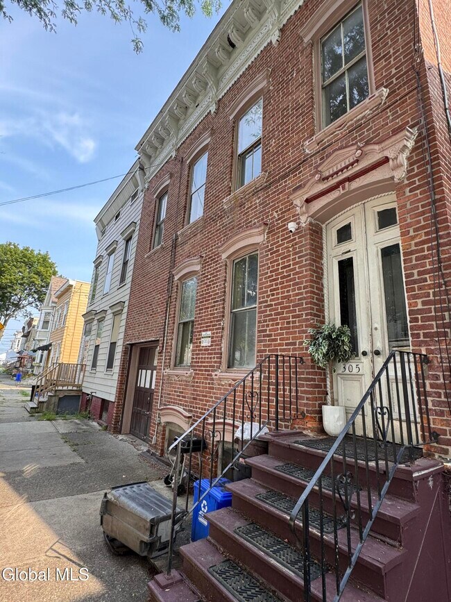 Building Photo - 305 2nd St