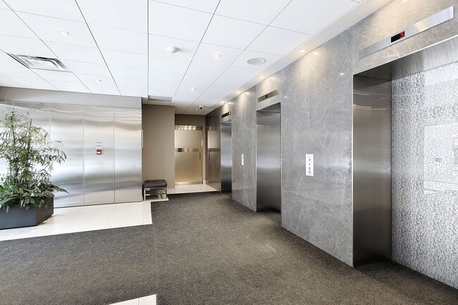 Building Photo - 725 King St W