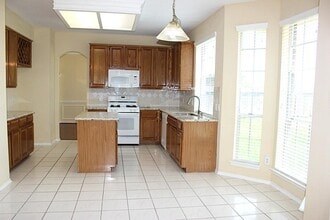 Building Photo - 4614 Forest Home Dr
