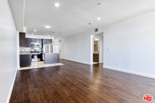 Building Photo - 401 N Serrano Ave