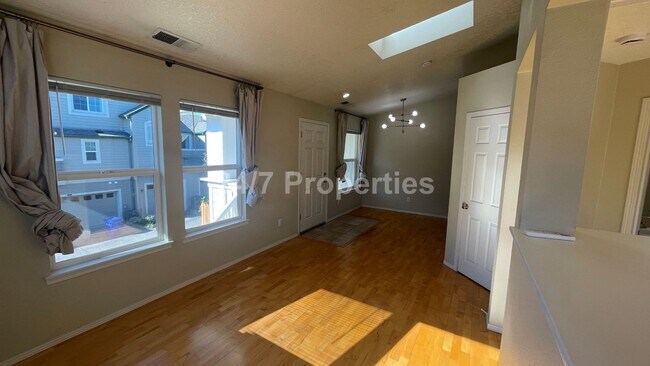 Foto del edificio - Cozy and Modern 1 BD | 1 BA w/ Amenities -...