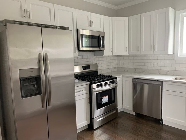 Building Photo - 20 Meadow St