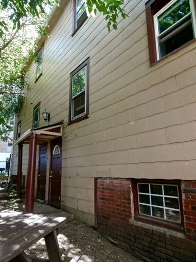 Foto del edificio - 1381 W 116th St