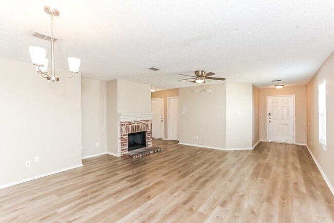 Foto del edificio - 8761 Stonebriar Ln