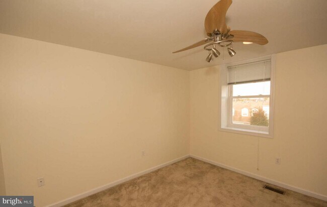 Foto del edificio - 72 Carroll View Ave