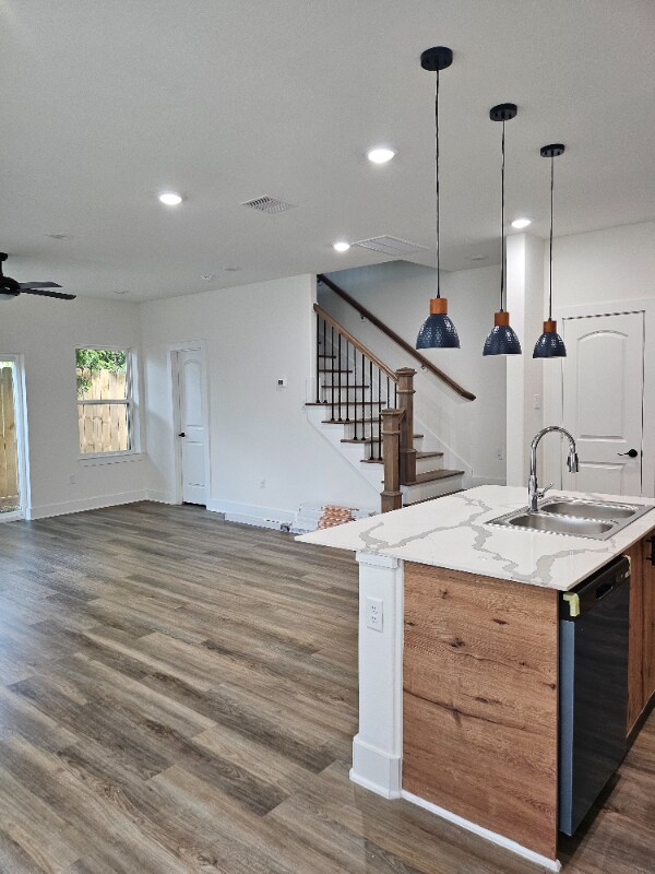 Building Photo - 851 S Victory Dr