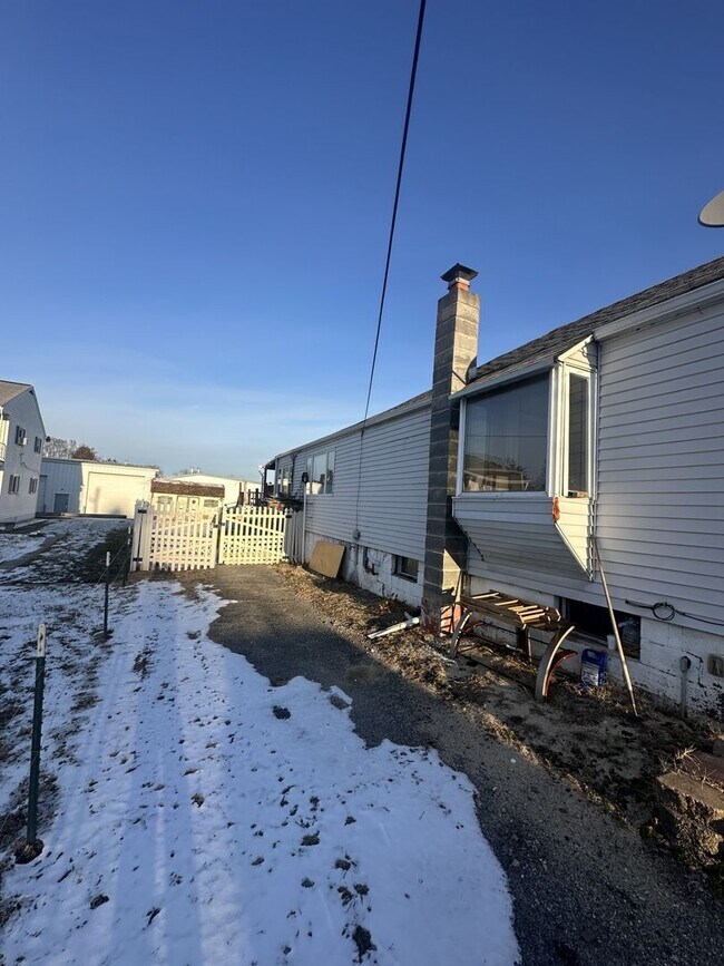 Building Photo - 2 bedroom 1 bathroom in Carlisle with In-ground Pool!