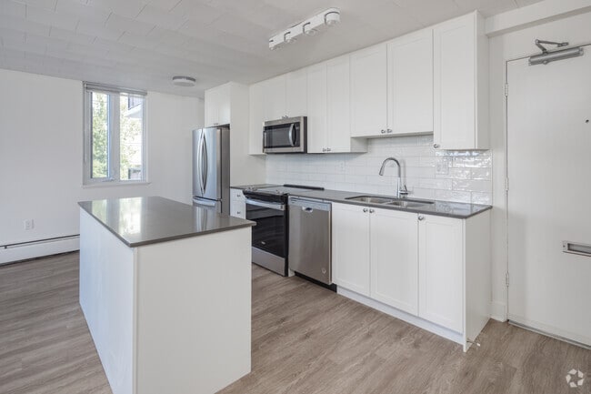 1BR, 1BA - 590SF - Kitchen - 1320 Bute Street
