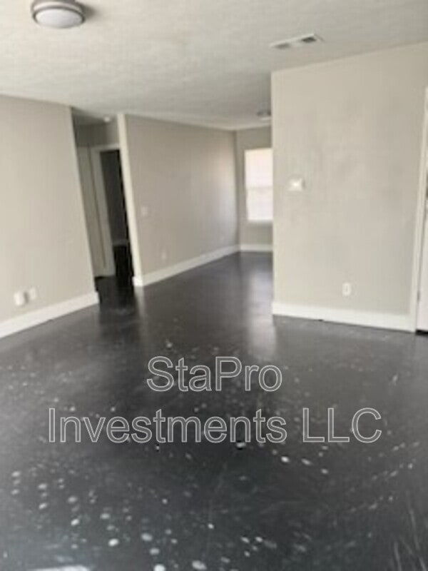 Building Photo - 202 Village Pl