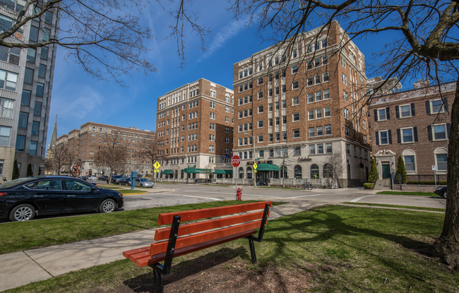 Foto del edificio - 1028 E Juneau Ave