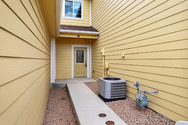 Building Photo - "Charming 2-Bedroom Townhouse with 2.5 Bat...