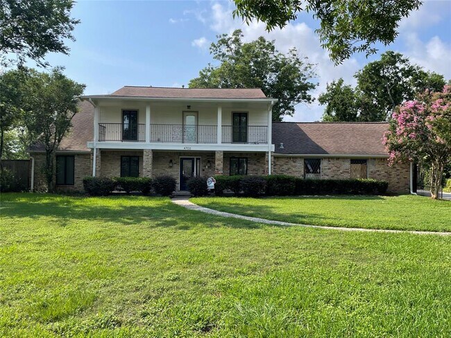 Building Photo - 4702 Bayou Vista Dr