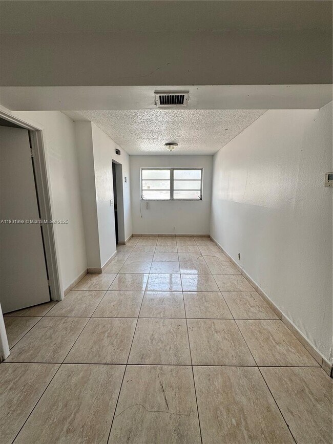 Foto del edificio - 300 NE 1st Ct