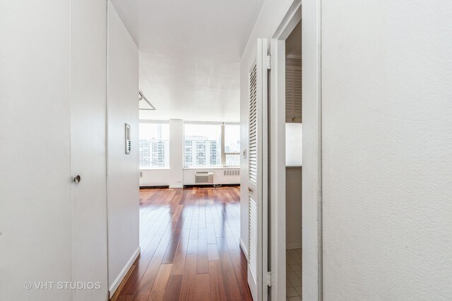 Foyer - 1460 N Sandburg Ter