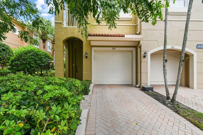 Building Photo - 4930 Bonsai Cir