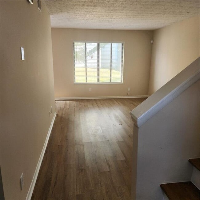 Building Photo - 293 Country Club Dr