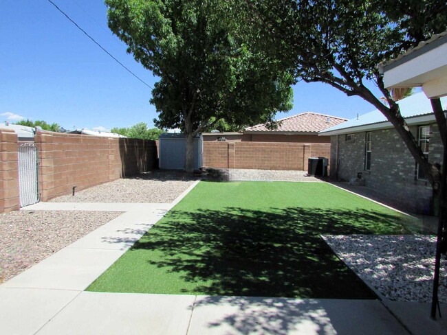 Building Photo - 3 Bedrooms, 2 Bath House