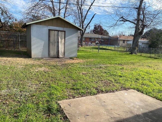 Building Photo - 3210 Lawnwood Dr
