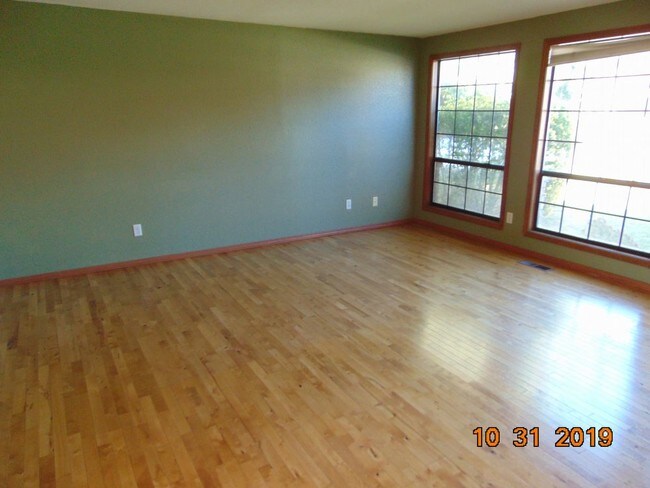 Building Photo - Northeast Medford 3-bedroom Home
