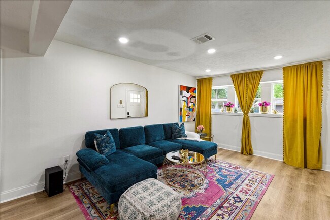 Foto del edificio - 5803 Farwell Dr