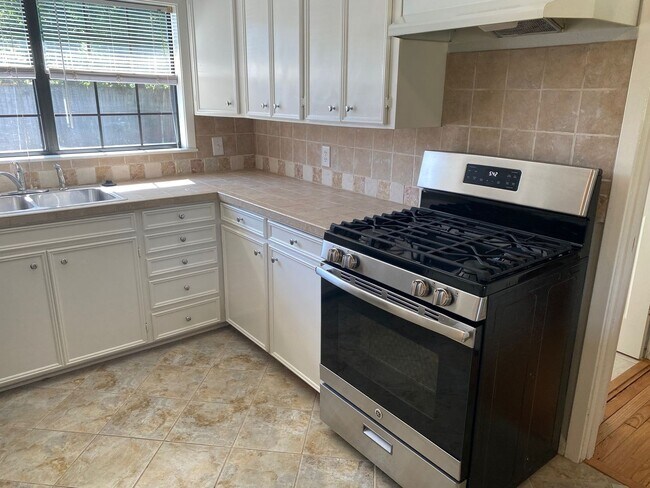 Building Photo - 3BR in Broadmoor