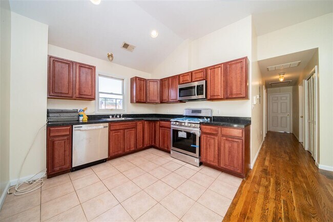 Foto del edificio - 108 Mallory Ave