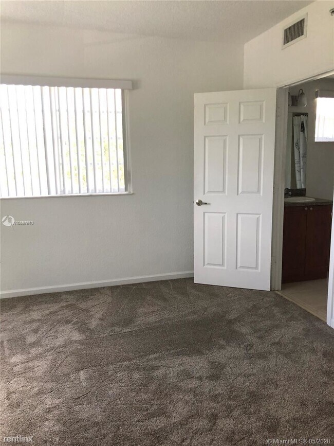 Building Photo - 2 br, 2 bath Condo - Stirling Village