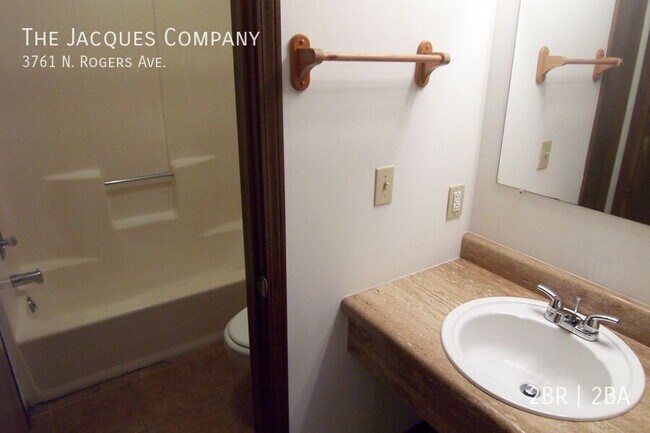 Building Photo - Very Nice Clean 2 Bedroom 1.5 Bath Duplex ...