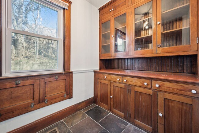 Foto del edificio - Spacious home at the top of the hill just ...