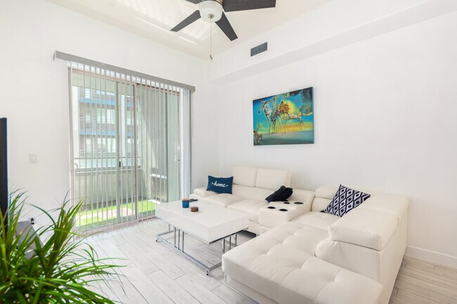 Building Photo - 945 E Playa del Norte Dr